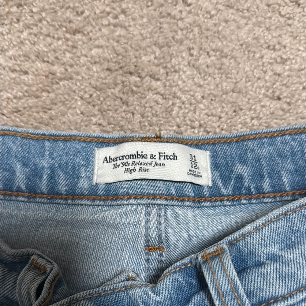 Abercrombie High Rise 90s Relaxed Jean - 12 Short - Picture 8 of 11